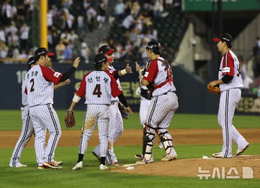 [서울=뉴시스] 배훈식 기자 = 22일 오후 서울 송파구 잠실야구장에서 열린 2025 신한 쏠뱅크 KBO리그 LG 트윈스와 두산 베어스의 경기, 13-5로 승리한 LG 선수들이 하이파이브를 하고 있다. 2025.06.22. dahora83@newsis.com