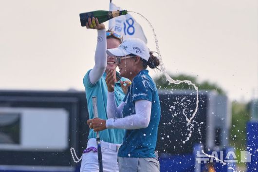 [프리스코=AP/뉴시스] 이민지(호주)가 22일(현지 시간) 미 텍사스주 프리스코 필즈랜치 이스트 코스에서 열린 미국여자프로골프(LPGA) 투어 KPMG 위민스 PGA 챔피언십에서 우승하며 샴페인 세례를 받고 있다. 이민지는 최종 합계 4언더파 284타를 기록, 20개월 만에 정상에 오르며 통산 11번째 우승컵을 들어 올렸다. 2025.06.23.