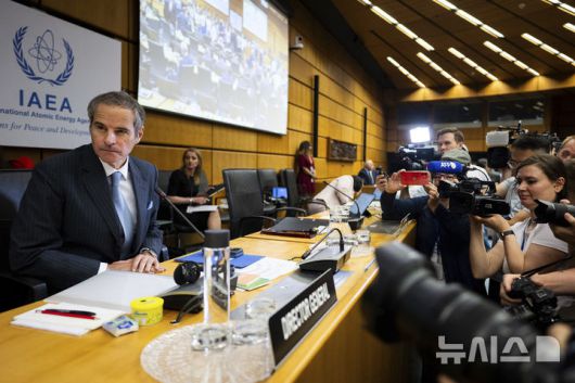 [빈(오스트리아)=AP/뉴시스]라파엘 그로시 국제원자력기구(IAEA) 사무총장이 2023년 11월22일 오스트리아 빈에서 열린 IAEA 이사회에 참석한 모습. 그는  미국이 정교한 벙커버스터 폭탄으로 이란을 공습한 뒤 "포르도의 이란 지하 핵 시설에 매우 큰 피해가 예상된다"고  6월 23일 밝혔다. 2025.06.24.