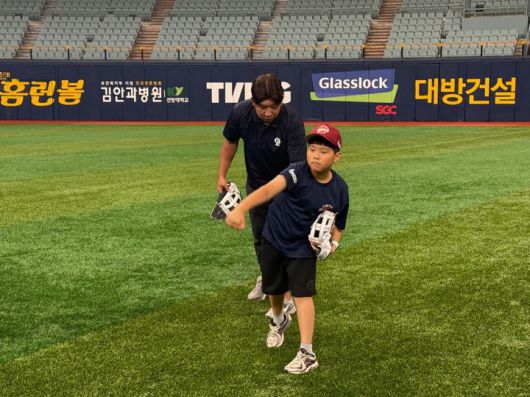 [서울=뉴시스] 프로야구 키움 히어로즈가 지난 15일 서울 고척스카이돔에서 KBO 키즈클럽 미래야구의 날 티볼 원데이 클래스를 진행했다. (사진=KBO 제공) 2025.06.15. *재판매 및 DB 금지