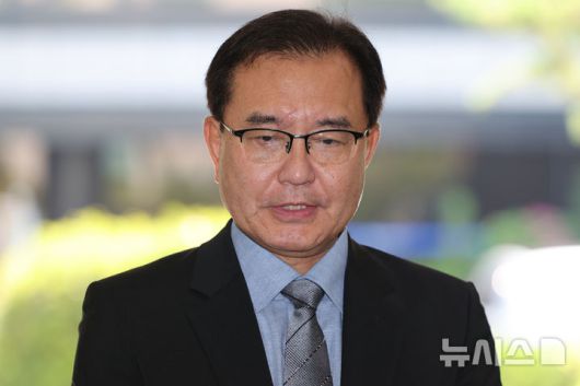 [서울=뉴시스] 황준선 기자 = 채상병 순직사건 외압 의혹을 수사하는 이명현 특별검사가 23일 오전 서울 서초구 서초동 사무실로 출근하며 취재진의 질문에 답변하고 있다. 2025.06.23. hwang@newsis.com