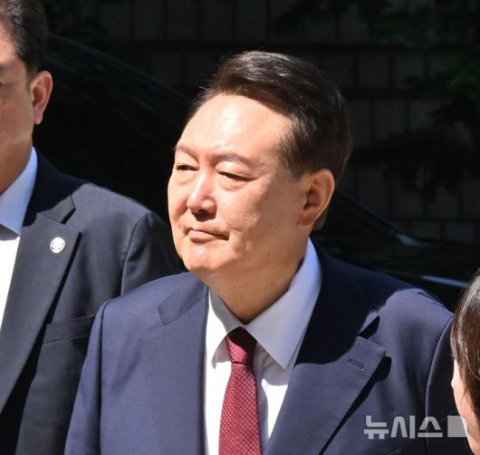 [서울=뉴시스] 사진공동취재단 = 윤석열 전 대통령의 자신의 내란 혐의 재판에서 "막상 전쟁이 터지면 계엄을 하지 못한다"며 계엄 실무를 담당했던 군인들의 증언을 직접 반박했다. 사진은 윤석열 전 대통령이 23일 서울 서초구 서울중앙지방법원에서 열린 내란 우두머리 혐의·직권남용 권리행사 방해 혐의 사건 8차 공판에 출석하는 모습. 2025.06.23. photo@newsis.com