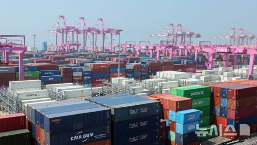 [인천=뉴시스] 전진환 기자 = 인천 연수구 인천신항 컨테이너 터미널에 컨테이너가 쌓여 있다. 2025.06.23.  amin2@newsis.com