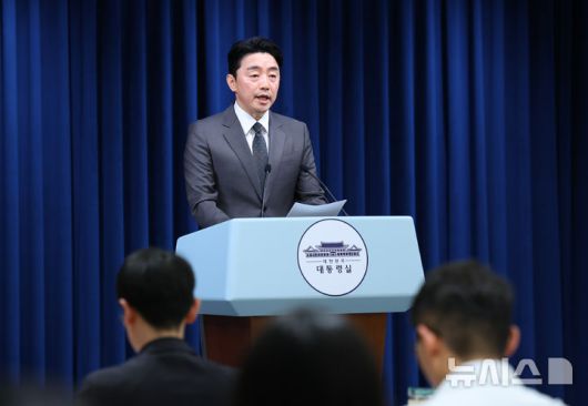 [서울=뉴시스] 최진석 기자 = 강훈식 비서실장이 23일 서울 용산 대통령실에서 이재명 대통령의 11개 부처 장관 후보자 지명 관련 브리핑을 하고 있다. 2025.06.23. myjs@newsis.com