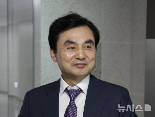 [서울=뉴시스] 김명년 기자 = 국방부 장관 후보자로 지명된 안규백 더불어민주당 의원이 23일 오후 서울 여의도 국회에서 취재진과 대화를 나누고 있다. 2025.06.23. kmn@newsis.com