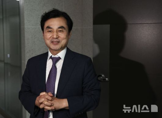 [서울=뉴시스] 김명년 기자 = 국방부 장관 후보자로 지명된 안규백 더불어민주당 의원이 23일 오후 서울 여의도 국회에서 취재진과 대화를 나누고 있다. 2025.06.23. kmn@newsis.com
