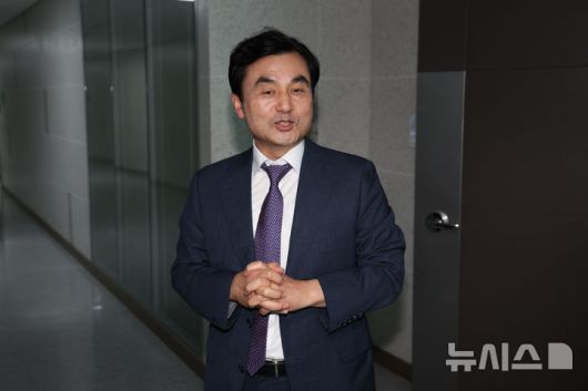 [서울=뉴시스] 김명년 기자 = 국방부 장관 후보자로 지명된 안규백 더불어민주당 의원이 23일 오후 서울 여의도 국회에서 취재진과 대화를 나누고 있다. 2025.06.23. kmn@newsis.com