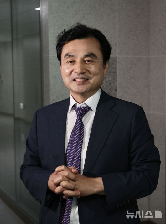 [서울=뉴시스] 김명년 기자 = 국방부 장관 후보자로 지명된 안규백 더불어민주당 의원이 23일 오후 서울 여의도 국회에서 취재진과 대화를 나누고 있다. 2025.06.23. kmn@newsis.com