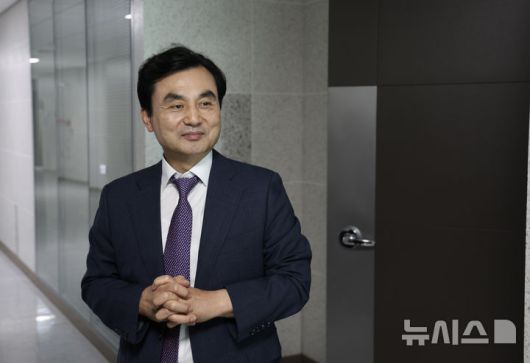 [서울=뉴시스] 김명년 기자 = 국방부 장관 후보자로 지명된 안규백 더불어민주당 의원이 23일 오후 서울 여의도 국회에서 취재진과 대화를 나누고 있다. 2025.06.23. kmn@newsis.com