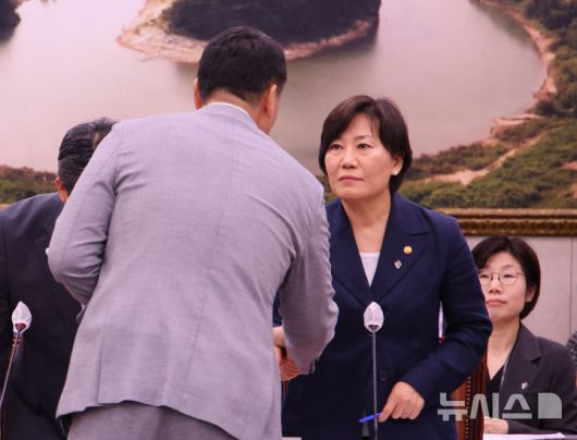 [서울=뉴시스] 김금보 기자 = 송미령 농림축산식품부 장관이 23일 오후 서울 여의도 국회에서 열린 농림축산식품해양수산위원회 전체회의에서 정희용 국민의힘 의원과 인사하고 있다. 2025.06.23. kgb@newsis.com