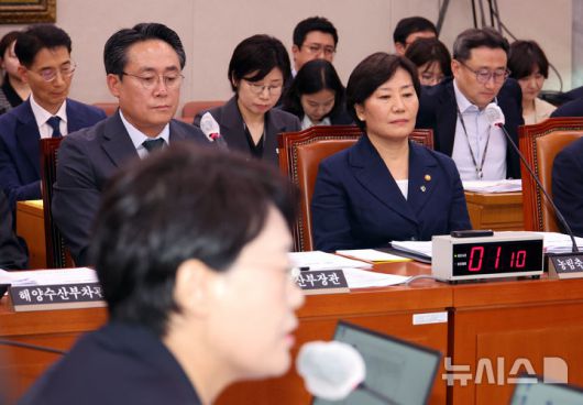 [서울=뉴시스] 김금보 기자 = 송미령(오른쪽) 농림축산식품부 장관이 23일 오후 서울 여의도 국회에서 열린 농림축산식품해양수산위원회 전체회의에서 송 장관 유임에 대한 전종덕 진보당 의원의 항의 발언을 듣고 있다. 2025.06.23. kgb@newsis.com