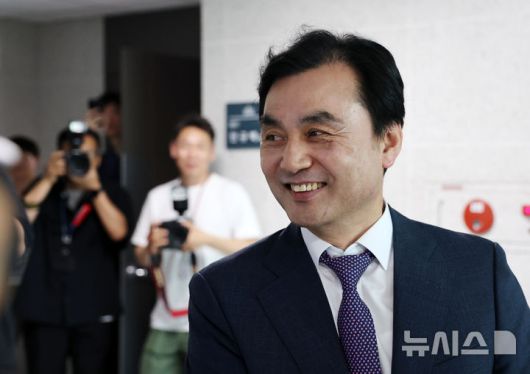 [서울=뉴시스] 김명년 기자 = 국방부 장관 후보자로 지명된 안규백 더불어민주당 의원이 23일 오후 서울 여의도 국회에서 취재진과 대화를 나누고 있다. 2025.06.23. kmn@newsis.com