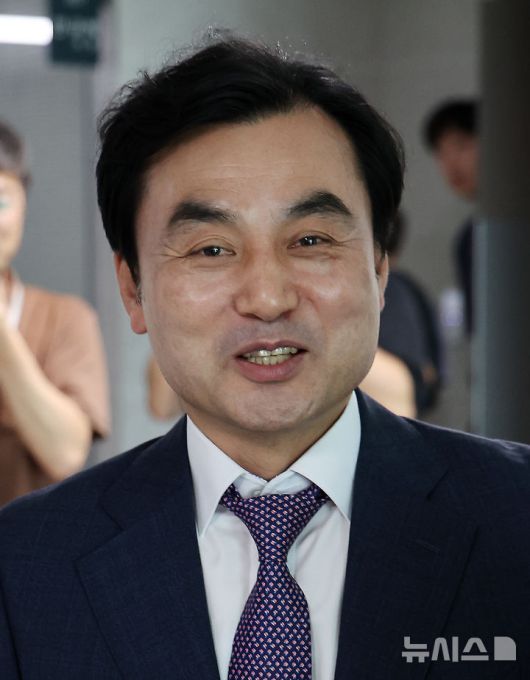 [서울=뉴시스] 김명년 기자 = 국방부 장관 후보자로 지명된 안규백 더불어민주당 의원이 23일 오후 서울 여의도 국회에서 취재진과 대화를 나누고 있다. 2025.06.23. kmn@newsis.com