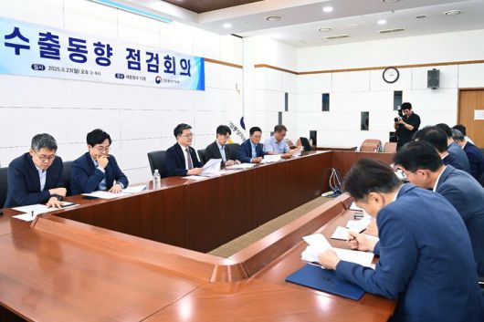 [서울=뉴시스] 문신학 산업통상자원부 1차관이 23일 정부세종청사에서 열린 2025년 6월 수출동향 점검회의를 주재하고 있다. (사진=산업통상자원부 제공) 2025.06.23. photo@newsis.com *재판매 및 DB 금지