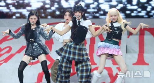 [서울=뉴시스] 김혜진 기자 = 그룹 베이비돈크라이가 23일 오후 서울 용산구 블루스퀘어에서 열린 첫 번째 데뷔 싱글 앨범 '에프 걸(F Girl)' 발매 기념 쇼케이스에서 무대를 선보이고 있다. 2025.06.23. jini@newsis.com