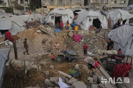 [가자시티=AP/뉴시스] 지난 23일(현지 시간) 가자지구 가자시티 천막촌에서 팔레스타인 피란민들이 생활하고 있다. 2025.06.26.