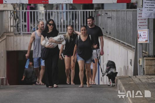 [텔아비브=AP/뉴시스] 24일(현지 시간) 이스라엘 텔아비브에서 이란의 미사일 공습경보에 지하 주차장으로 대피했던 주민들이 경보가 해제되자 밖으로 나오고 있다. 2025.06.24.