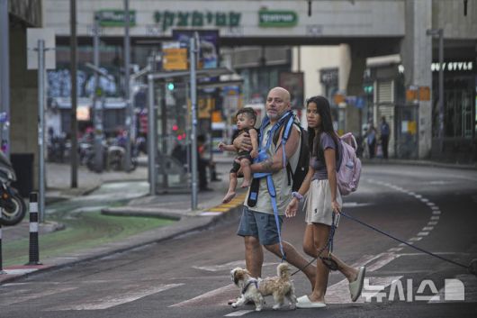 [텔아비브=AP/뉴시스] 24일(현지 시간) 이스라엘 텔아비브에서 이란의 미사일 공습경보에 지하 주차장으로 대피했던 주민들이 경보가 해제되자 밖으로 나오고 있다. 2025.06.24.