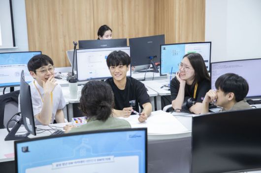 [서울=뉴시스]삼성은 24일 오후 서울 강남구 SSAFY 서울캠퍼스에서 12기 수료식을 개최했다. 사진은 SSAFY 12기 수료생들. (사진 = 삼성) photo@newsis.com   *재판매 및 DB 금지