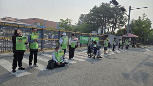 [서울=뉴시스] 코로나백신피해자가족협의회(코백회) 회원들이 지난 5월 28일 질병관리청을 방문해 항의하는 모습 (사진=코백회 제공) 2025.06.24. photo@newsis.com *재판매 및 DB 금지