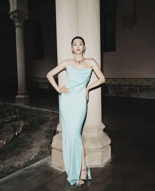 [서울=뉴시스] 전지현. (사진=피아제 인스타그램 캡처) 2025.06.24. photo@newsis.com *재판매 및 DB 금지