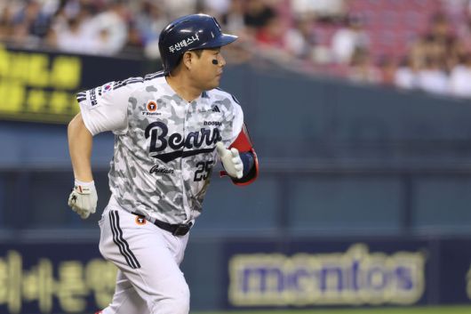 [서울=뉴시스] 프로야구 두산 베어스 양의지가 24일 잠실구장에서 열린 2025 신한 쏠뱅크 KBO리그 SSG 랜더스와의 경기에서 안타를 치고 있다. (사진=두산 베어스 제공) 2025.06.24. *재판매 및 DB 금지