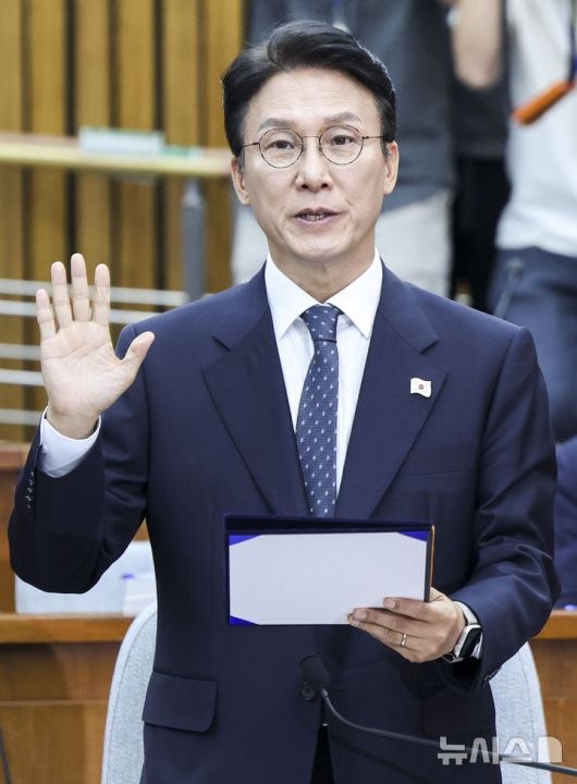 [서울=뉴시스] 김명년 기자 = 김민석 국무총리 후보자가 24일 오전 서울 여의도 국회에서 열린 국무총리 임명동의에 관한 인사청문특별위원회 전체회의에서 선서하고 있다. 2025.06.24. kmn@newsis.com