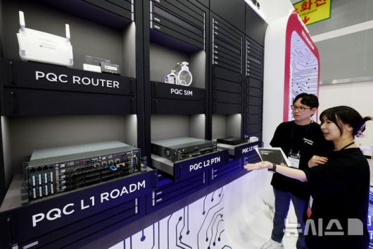 [서울=뉴시스] 김진아 기자 = 24일 서울 서초구 aT센터에서 열린 '퀀텀 코리아 2025'에서 LG유플러스 관계자가 양자내성암호(PQC) 기반 인증·네트워크 보안 기술 등에 대해 설명하고 있다. 2025.06.24. bluesoda@newsis.com