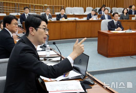 [서울=뉴시스] 김금보 기자 = 주진우 국민의힘 의원이 24일 서울 여의도 국회에서 열린 김민석 국무총리 후보자 인사청문회에서 발언을 하고 있다. 2025.06.24. kgb@newsis.com