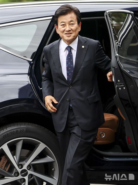 [서울=뉴시스] 김선웅 기자 = 정동영 통일부장관 후보자가 24일 서울 종로구 통일부 남북관계관리단에 마련된 인사청문회 준비 사무실로 출근하고 있다. 2025.06.24. mangusta@newsis.com