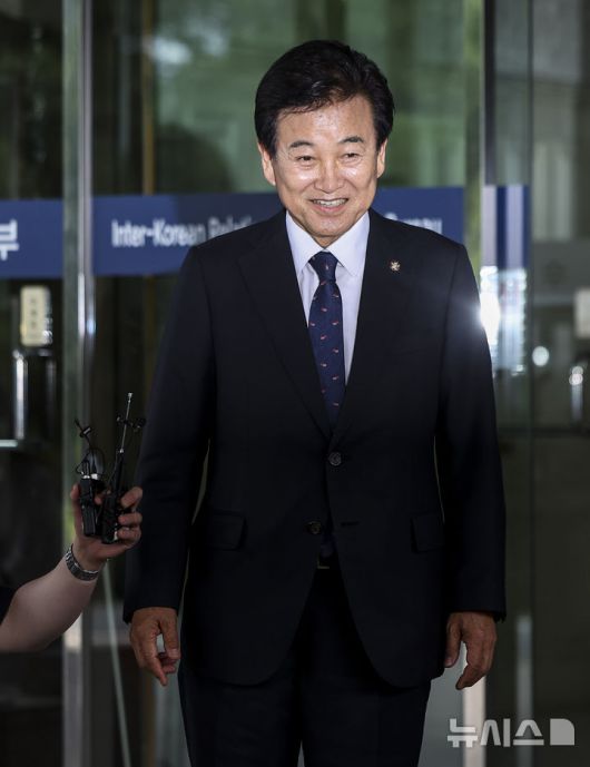 [서울=뉴시스] 김선웅 기자 = 정동영 통일부장관 후보자가 24일 서울 종로구 통일부 남북관계관리단에 마련된 인사청문회 준비 사무실로 출근하고 있다. 2025.06.24. mangusta@newsis.com