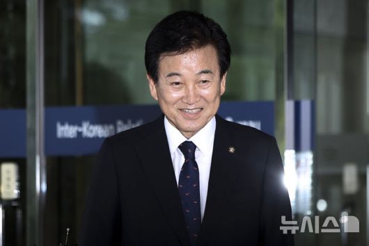 [서울=뉴시스] 김선웅 기자 = 정동영 통일부장관 후보자가 24일 서울 종로구 통일부 남북관계관리단에 마련된 인사청문회 준비 사무실로 출근하고 있다. 2025.06.24. mangusta@newsis.com