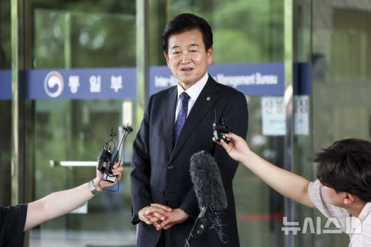 [서울=뉴시스] 김선웅 기자 = 정동영 통일부장관 후보자가 24일 서울 종로구 통일부 남북관계관리단에 마련된 인사청문회 준비 사무실로 출근하며 취재진의 질문에 답하고 있다. 2025.06.24. mangusta@newsis.com