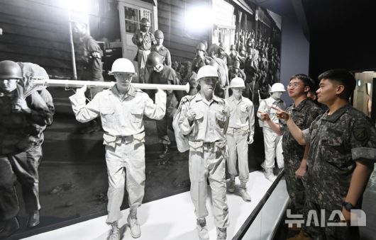 [오산=뉴시스] 김종택 기자 = 6·25 전쟁 75주년을 하루 앞둔 24일 경기 오산시 죽미령 평화공원내 유엔초전기념관을 찾은 육군제 51사단 장병들이 전시물을 살펴보고 있다. 2025.06.24. jtk@newsis.com