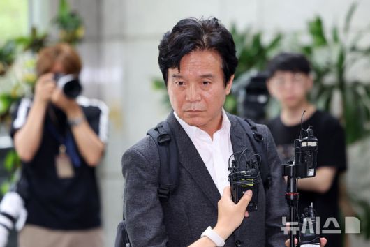 [서울=뉴시스] 김선웅 기자 = 김영훈 고용노동부 장관 후보자가 지난 6월 24일 서울 중구 서울지방고용노동청에 마련된 인사청문회 준비 사무실로 출근하며 취재진과 질의응답을 하고 있다. 2025.06.24. mangusta@newsis.com
