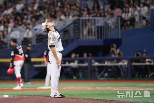[서울=뉴시스] 배훈식 기자 = 24일 오후 서울 구로구 고척스카이돔에서 열린 2025 신한 쏠뱅크 KBO리그 키움 히어로즈와 기아 타이거즈의 경기, 5회초 6-4로 앞서며 승리 투수 요건에 1이닝만 남긴 상황에서 무사 만루 위기에 몰린 키움 선발 김윤하가 구장 천장을 보며 탄식하고 있다.. 2025.06.24. dahora83@newsis.com