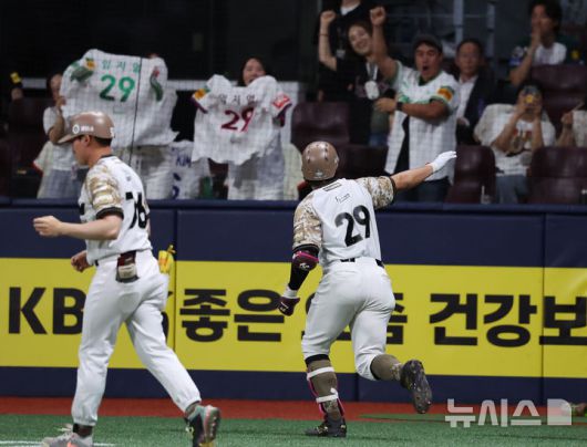 [서울=뉴시스] 배훈식 기자 = 24일 오후 서울 구로구 고척스카이돔에서 열린 2025 신한 쏠뱅크 KBO리그 키움 히어로즈와 기아 타이거즈의 경기, 6회말 1사 1, 2루 상황에서 키움 임치열이 3점 홈런을 쳐낸 뒤 팬들의 환호에 화답하고 있다. 2025.06.24. dahora83@newsis.com