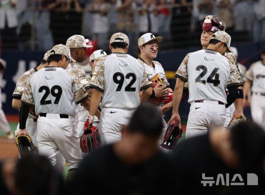 [서울=뉴시스] 배훈식 기자 = 24일 오후 서울 구로구 고척스카이돔에서 열린 2025 신한 쏠뱅크 KBO리그 키움 히어로즈와 기아 타이거즈의 경기, 9-6으로 승리한 키움 선수들이 기뻐하고 있다. 2025.06.24. dahora83@newsis.com