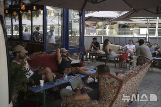 [텔아비브=AP/뉴시스] 도널드 트럼프 미국 대통령이 이란과 이스라엘의 휴전을 발표한 24일(현지 시간) 이스라엘 텔아비브의 한 카페에 시민들이 모여 평온한 시간을 즐기고 있다. 2025.06.25.