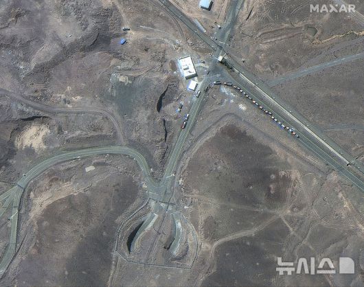 [포르도=AP/뉴시스] 맥사 테크놀로지스가 제공한 위성사진에 지난 19일(현지 시간) 이란 포르도 농축 시설 주변에 차량이 줄지어 서 있다. 2025.06.25.