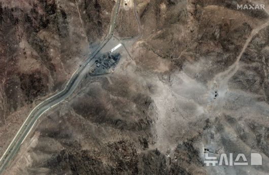 [포르도=AP/뉴시스] 막사르 테크놀로지스가 제공한 위성사진에 지난 24일(현지 시간) 이란 포르도 농축 시설이 미군 공습으로 파괴돼 있다. 2025.06.30.