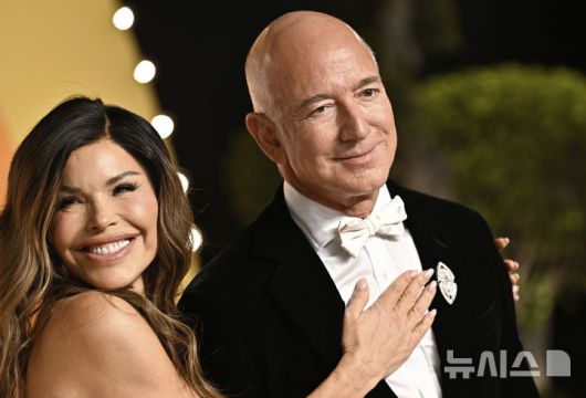 [비벌리힐스(미 캘리포니아주)=AP/뉴시스]로렌 산체스와 제프 베이조스가 지난 3월2일 미 캘리포니아주 비벌리힐스의 월리스 아넨버그 공연예술센터에서 열리는 배니티페어 오스카 파티에 도착하고 있다. 이 커플이 26∼28일 이탈리아 베네치아에서 치르기로 한 초호화 결혼식이 베네치아 시민들을 무시하는 것이며, 빈부격차 확대를 극명하게 보여주는 것이라는 분노가 커지면서 이에 항의하는 시위가 베네치아를 휩쓸고 있다. 2025.06.25.