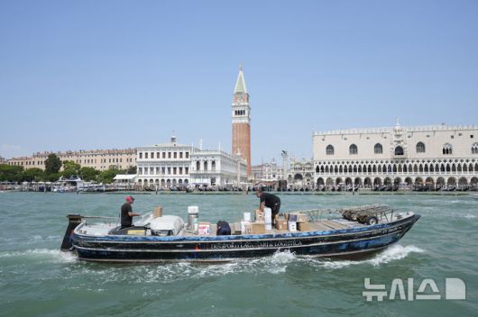 [베니스=AP/뉴시스] 지난 25일(현지 시간) 이탈리아 베니스 산 마르코 광장 앞에 곤돌라가 운행되고 있다. 아마존 창립자 제프 베이조스가 약혼녀 로렌 산체스와 26일부터 28일까지 베니스에서 초호화 결혼식을 할 예정이었으나 현지 시민들의 거센 반발에 장소를 변경했다. 2025.06.26.
