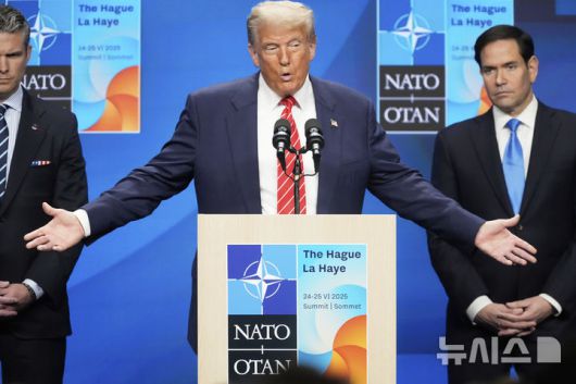 [헤이그=AP/뉴시스] 도널드 트럼프 미국 대통령이 지난 25일(현지 시간) 네덜란드 헤이그에서 열린 북대서양조약기구(나토) 정상회의에 참석한 뒤 기자회견하고 있다. 트럼프 대통령은 이란이 더는 핵 개발에 나서지 않을 것이며, 내주 이란과 회담할 예정이라고 밝혔다. 2025.06.27.