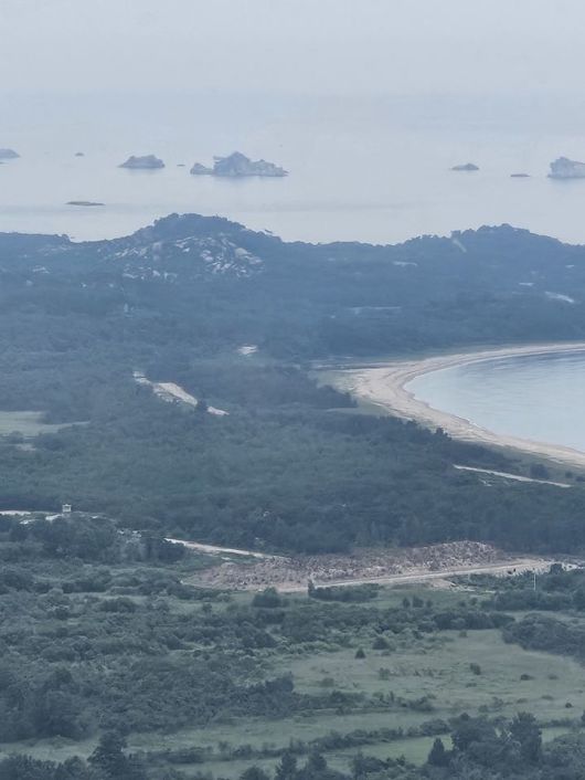 [고성=뉴시스] 옥승욱 기자 = 지난해 10월 북한군이 동해선에 남북 연결도로를 폭파한 뒤 흙언덕을 쌓아놓은 모습. 2025.06.25. okdol99@newsis.com *재판매 및 DB 금지