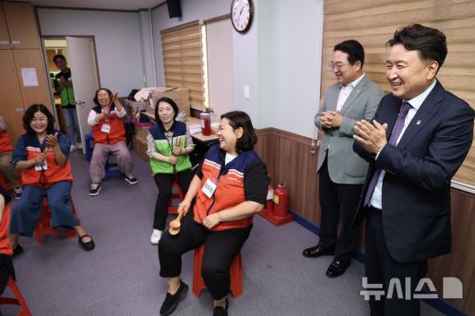 [옥천=뉴시스] 김영환(사진 오른쪽) 충북지사가 25일 옥천군 자원봉사센터를 방문해 직원들과 자원봉사 활성화 방안과 지원정책을 주제로 놓고 대화하고 있다. (사진=충북도 제공) 2025.06.25. photo@newsis.com *재판매 및 DB 금지