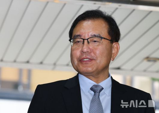 [서울=뉴시스] 박주성 기자 = 채상병 순직사건 외압 의혹을 수사하는 이명현 특별검사가 25일 오전 서울 서초구 서초동 사무실로 출근하며 취재진의 질문에 답변하고 있다. 2025.06.25. park7691@newsis.com