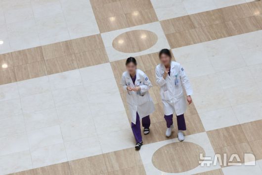 [서울=뉴시스] 권창회 기자 = 지난 25일 서울 시내 대학병원에서 의료진들이 이동하고 있다. 2025.06.25. kch0523@newsis.com