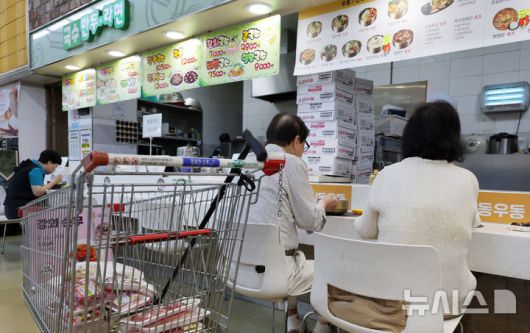 [서울=뉴시스] 조성우 기자 = 25일 서울 한 대형마트에 장을 보러 온 시민들이 음식점에서 식사를 하고 있다.물가 상승으로 올해 1분기 가구당 식품비 지출액이 월평균 87만7000원으로 역대 최고치를 기록했다.한국농촌경제연구원이 발간한 '2025년 1분기 가구의 가공식품 지출 현황과 특징' 보고서에 따르면 우리나라 가구의 올해 1분기 식품비(식료품·비주류 음료, 주류, 외식비 포함) 지출액은 가구당 월평균 87만7000원으로 1년 전보다 2.4% 증가했다. 코로나19 이전인 2019년과 비교했을 때는 식품비 지출액이 27.7%나 증가했다. 2025.06.25. xconfind@newsis.com