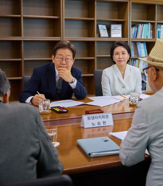 [서울=뉴시스] 이재명 대통령과 부인 김혜경 여사가 25일 전남 고흥 국립소록도병원을 찾아 관계자들과 대화를 나누고 있다. (사진=대통령실 제공) 2025.06.25. photo@newsis.com *재판매 및 DB 금지